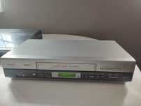 magnetowid VCR (Video Cassette Recorder), a dokładniej model Sharp VC-