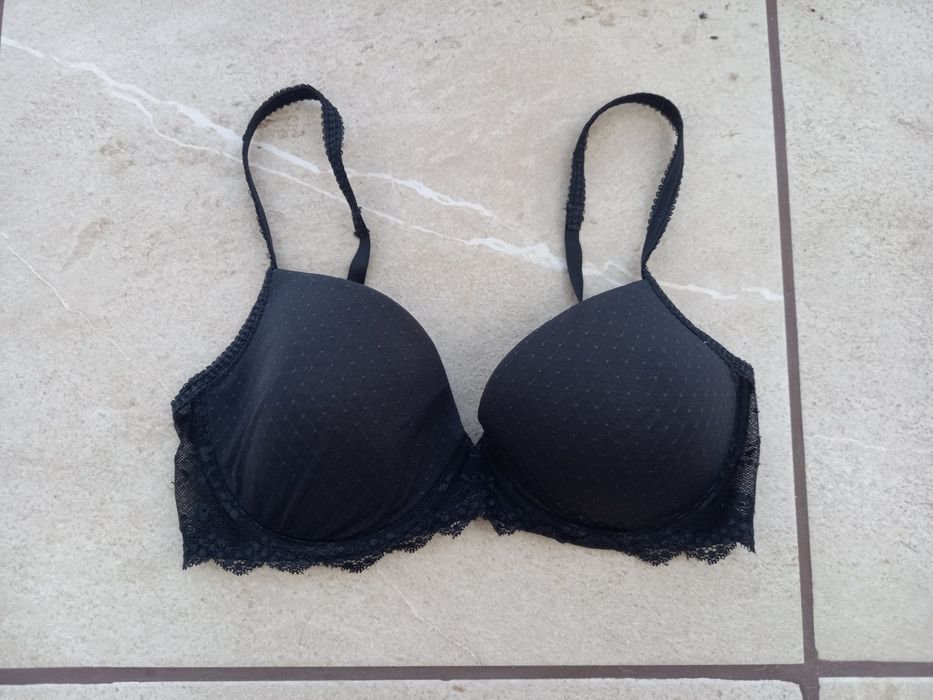 Бюстгальтер чорний базовий ліфчик бюстгалтер 

Розмір : десь на 75D.
З