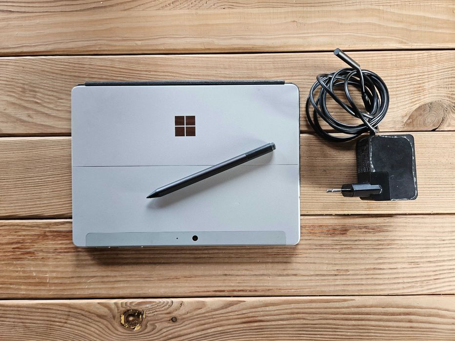 Tablet Microsoft Surface Go 3 z klawiaturą i rysikiem