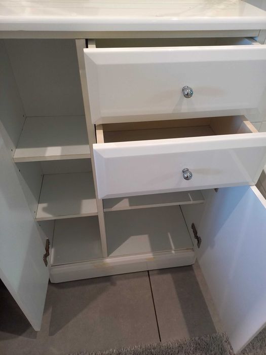 Movel de casa de banho vendo  com espelho incluído em boas condições.