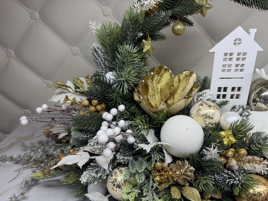 Різдвяна композиція зі штучних квітів