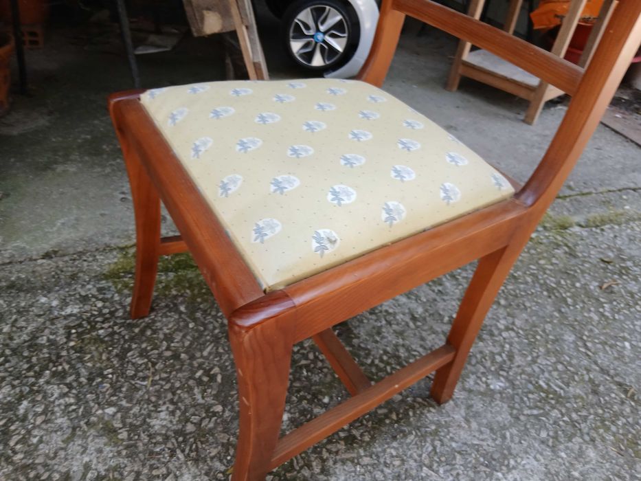 Cadeira em madeira maciça