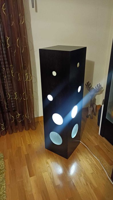 Coluna iluminada em madeira Wengue chocolate 110x30x30