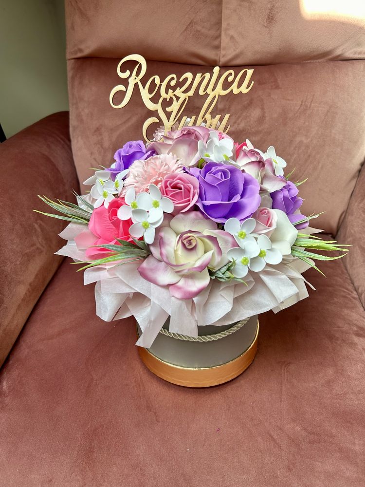 Duzy flowerbox z kwiatów mydlanych na rocznicę ślubu i inne okazje