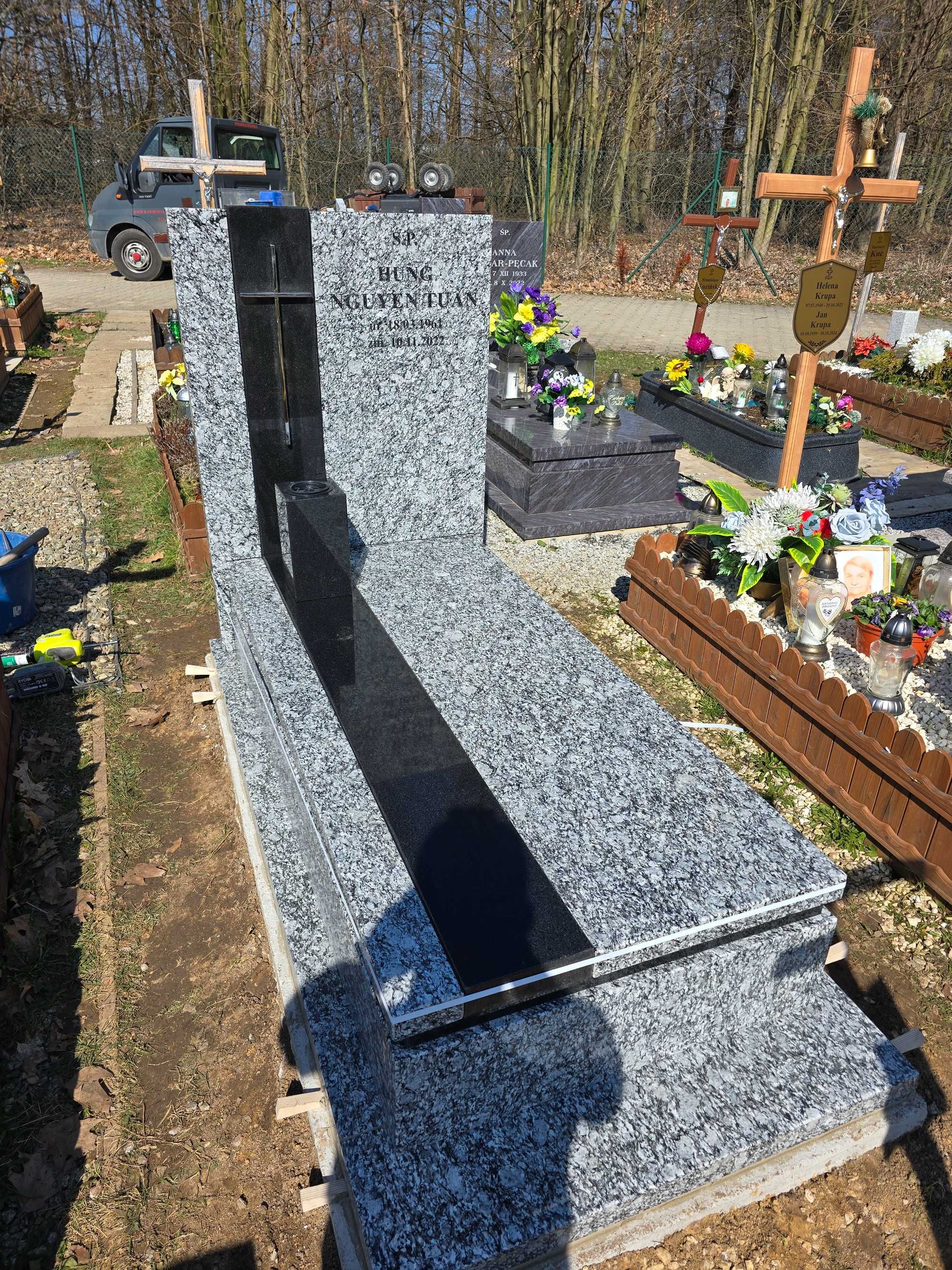Nagrobek granitowy