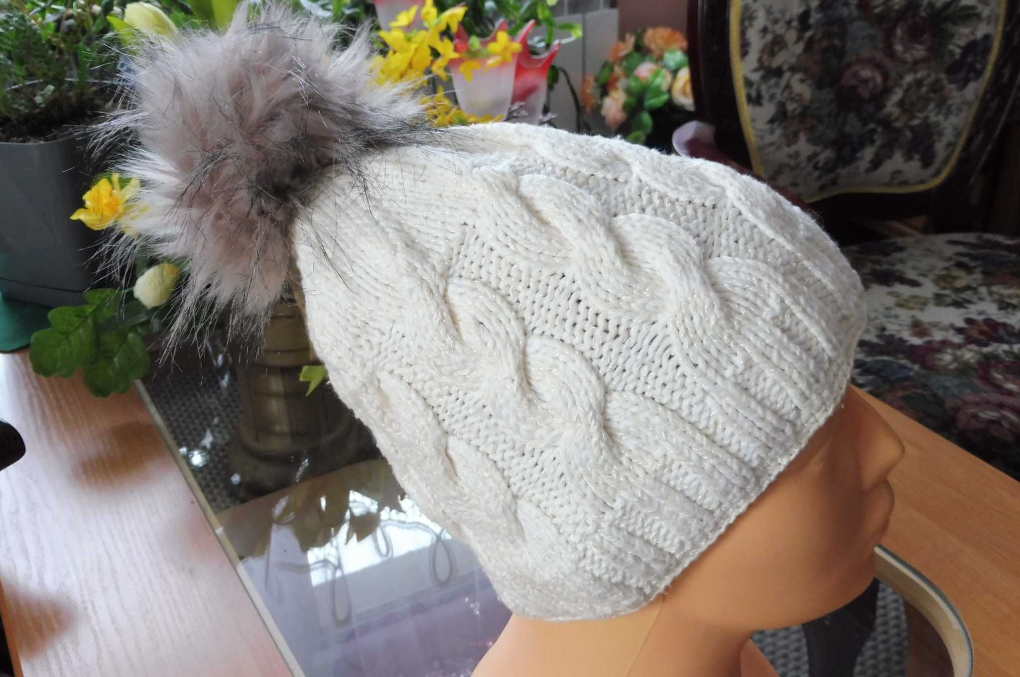 Zimowa biała czapka z pomponem obwód 48 cm