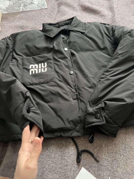 Укорочена куртка бомбер з комірцем на кнопках miu miu