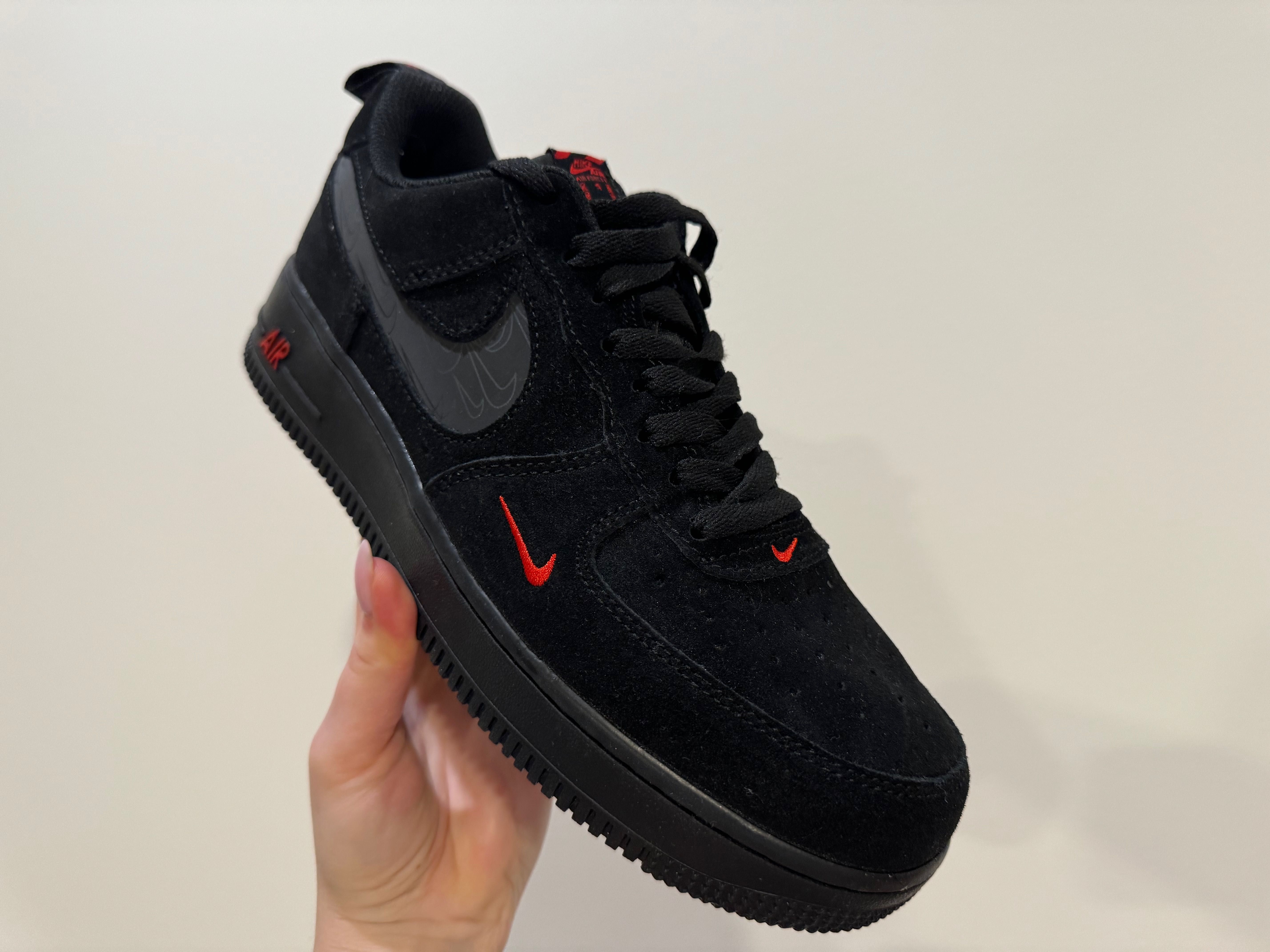 Buty Nike Air Force 1 '07 LV8 "Black & Light Crimson" r. 42