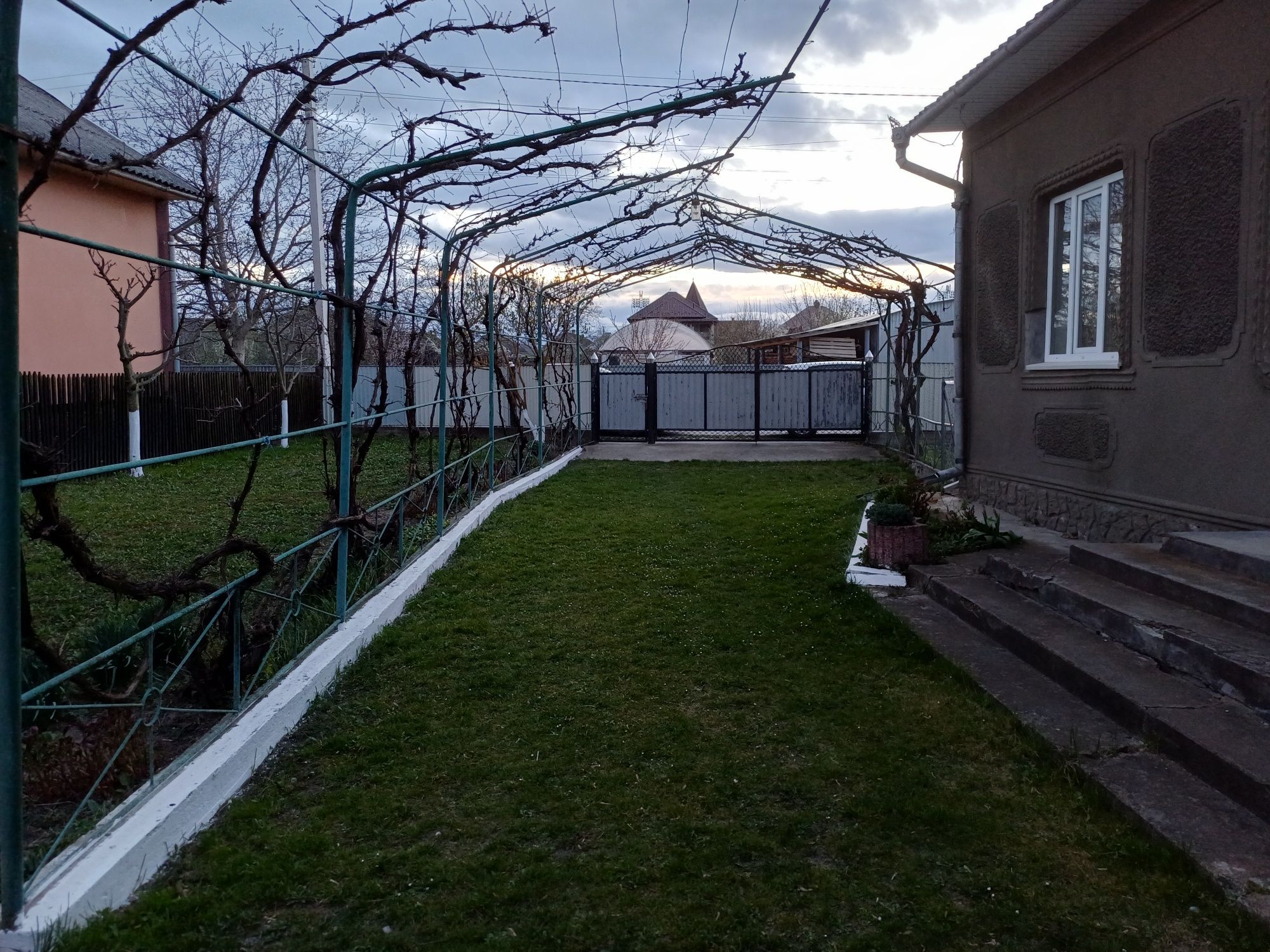 Продається будинок в м. Новоселиця, район  лазні, поблизу парку.