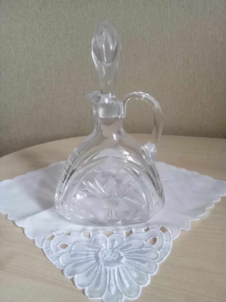 Старинные графины, рюмки.