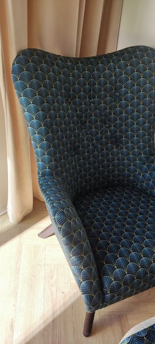 Stylowy fotel z podnóżkiem