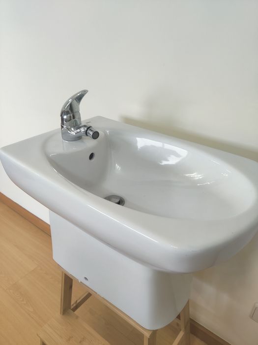 Bidé ROCA sem tampa com torneira incluída