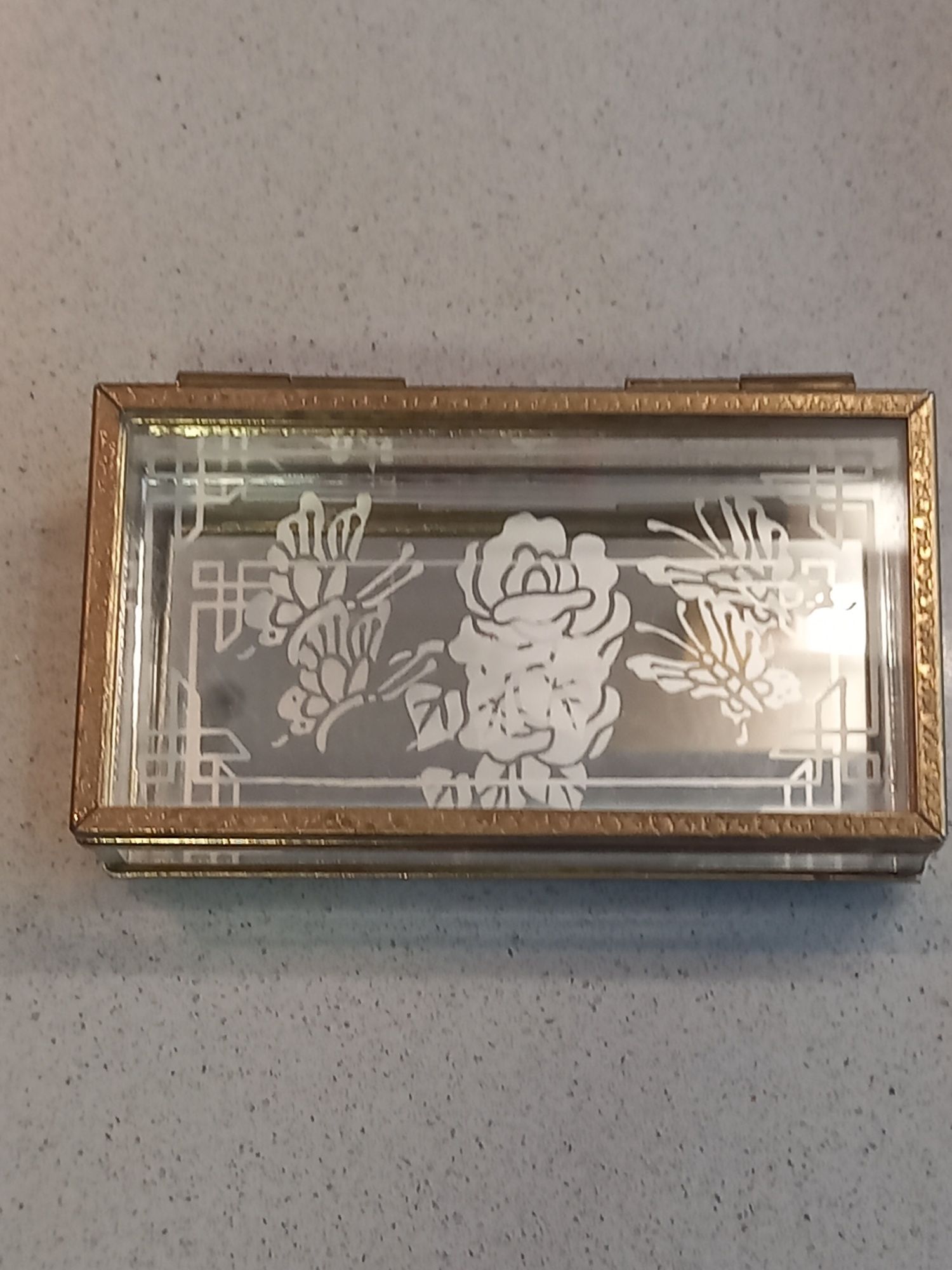 Caixa redonda de porcelana trabalhada e caixa rectangular de vidro com