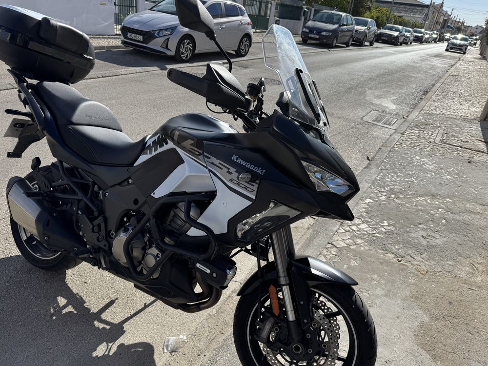 Vendo Kawasaki preta e branca , mota com revisoes srmpre feitas na M.