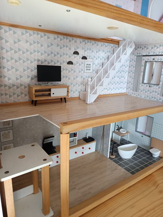 Casa de bonecas de madeira