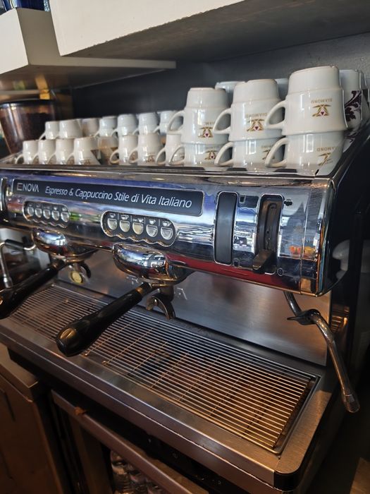 Máquina de café a trabalhar 100%