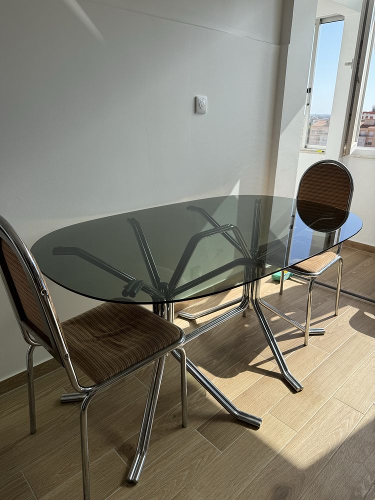 mesa de vidro com duas cadeiras