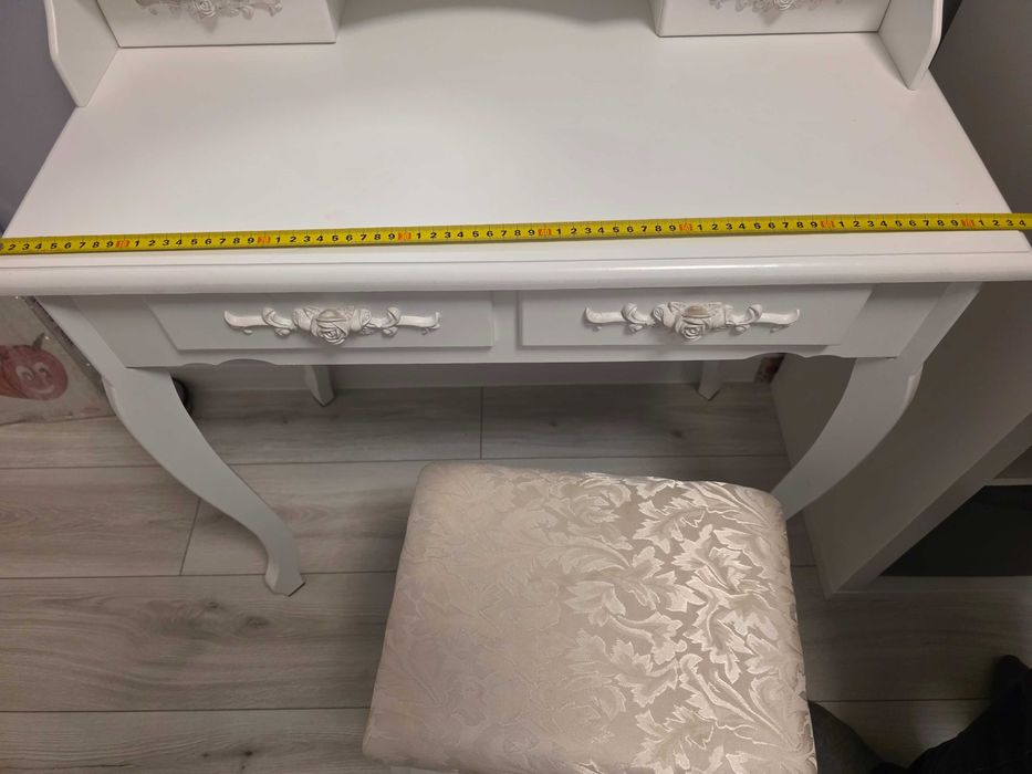 Toaletka z siedziskiem