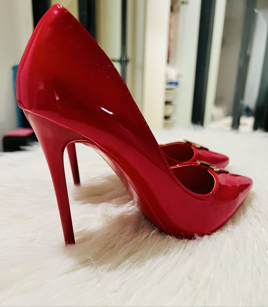 Salto agulha vermelho de couro envernizado