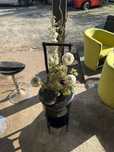 Movel vintage com arranjo de flores
