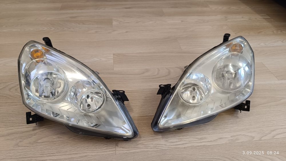 Lampy przód Opel Zafira B 2012