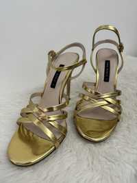 Sandálias douradas Zara