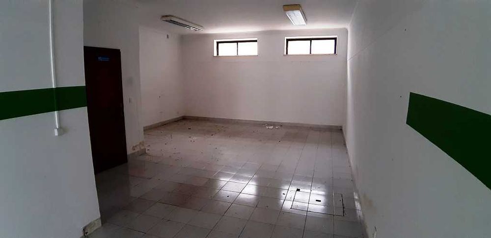 Loja  85m2 em Coselhas apta para serviços ou comércio