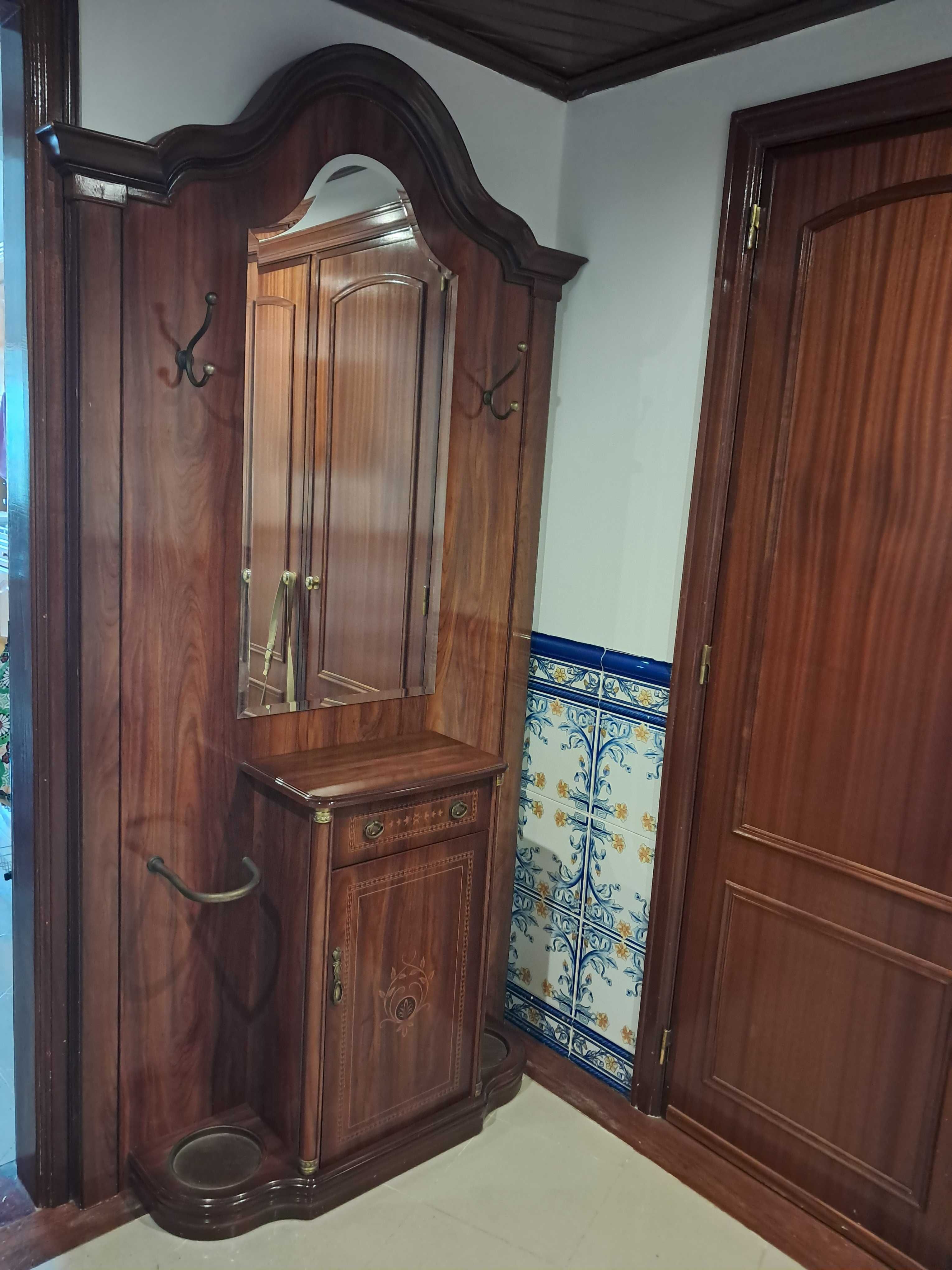 Bengaleiro com móvel e espelho (c/elevador)