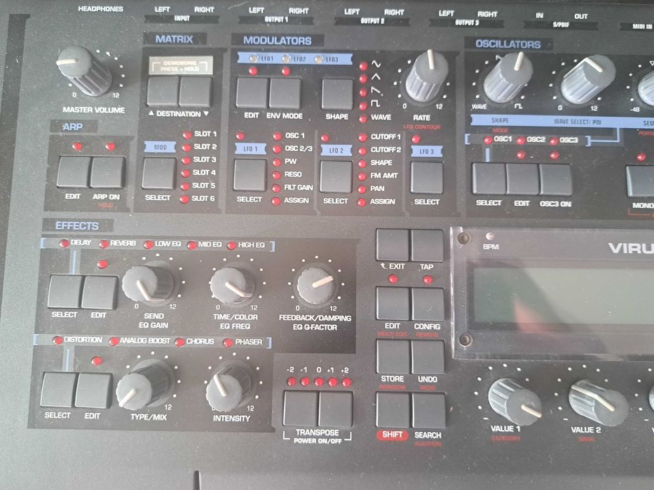 Access Virus TI syntezator