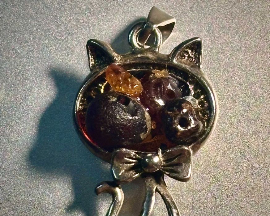 Srebrna zawieszka kot z bursztynami, próba 925