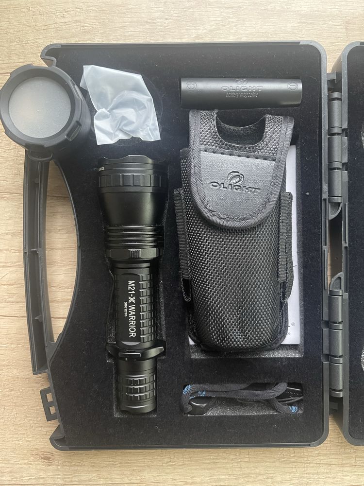 Latarka Olight M21-X Warrior + 2x akumulator 18650 oraz ładowarka
