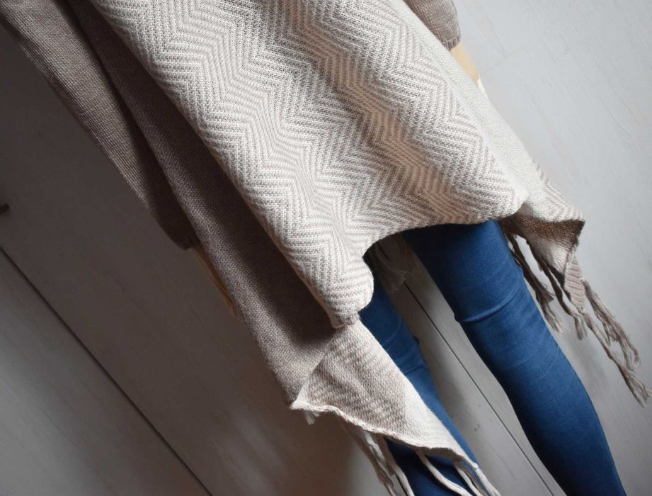 Sweter wełniany kardigan S 36 frędzle niezapinana narzutka Kapalua