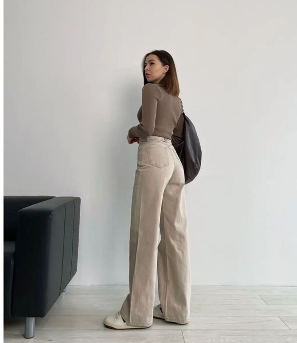 Прямі широкі  бежеві джинси від Bershka,