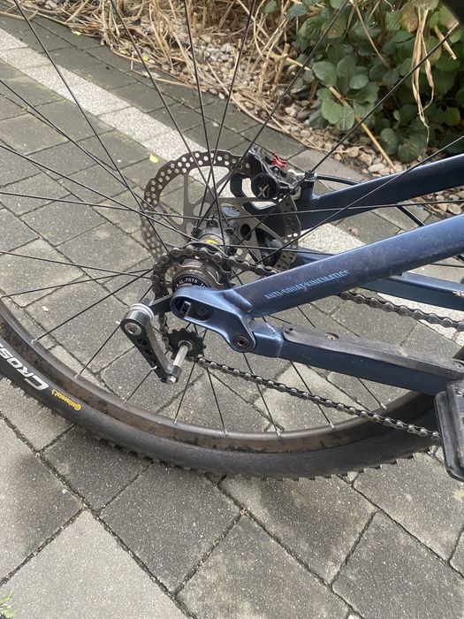 Canyon nerve 6 al 2016 rama m , na zdjęciu stara opona