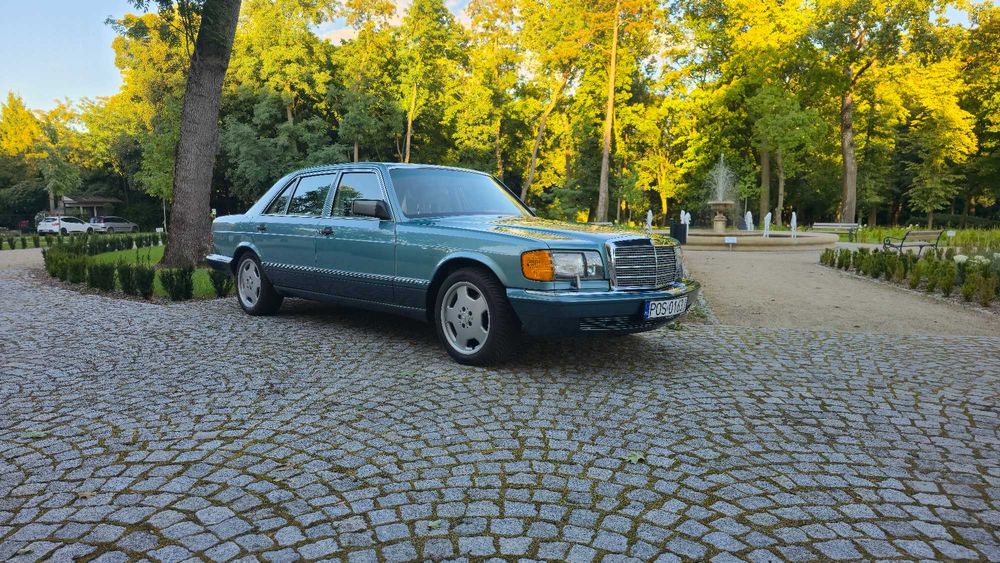 Wynajem auta na ślub – Mercedes-Benz 560SEL z kierowcą