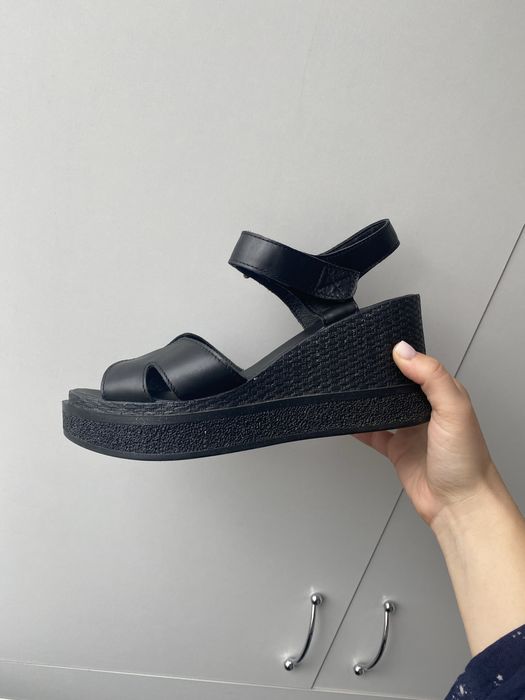 Босоніжки на танкетці