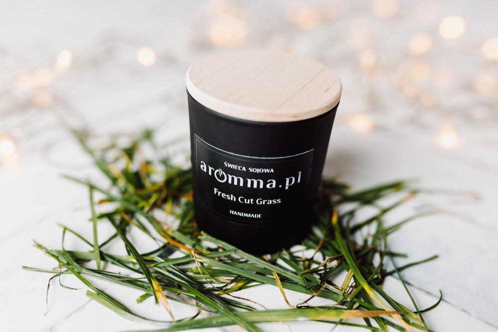 Świeca sojowa Aromma 180 ml z wieczkiem Fresh Cut Grass - ścięta trawa