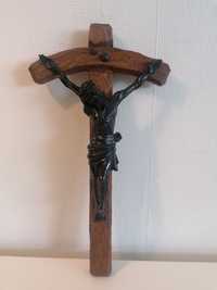 Stary drewniany krzyż z ceramiczną postacią Chrystusa
