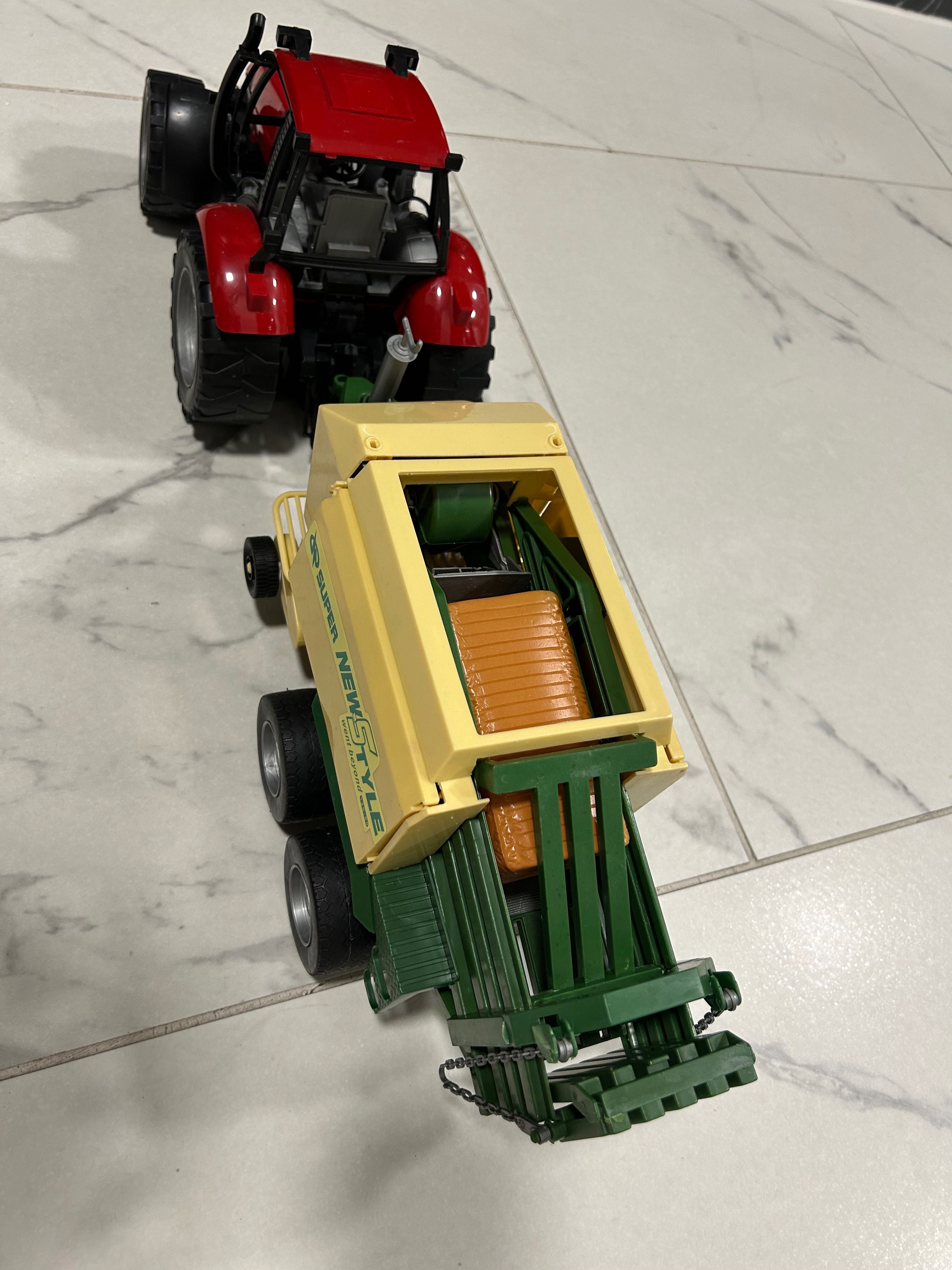 Traktor plastikowy z przyczepą na siano