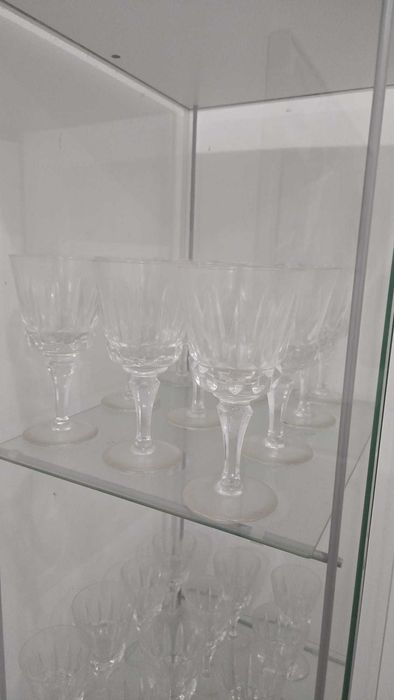 Vitrina IKEA branca com copos de cristais incluídos