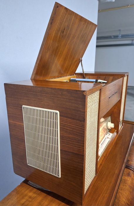 Móvel com rádio e gira discos Blaukpunt