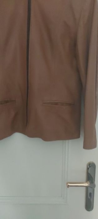 Casaca em pele castanha.Quase nova,em muito bom estado