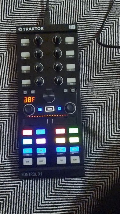 DJ-контролер Native Instruments Traktor Kontrol X1 MK2
DJ-контролер Na