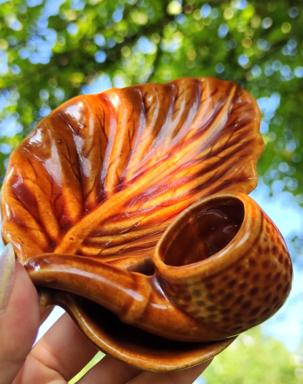 Popielniczka ceramiczna liść z fajka. Szkliwiona prl