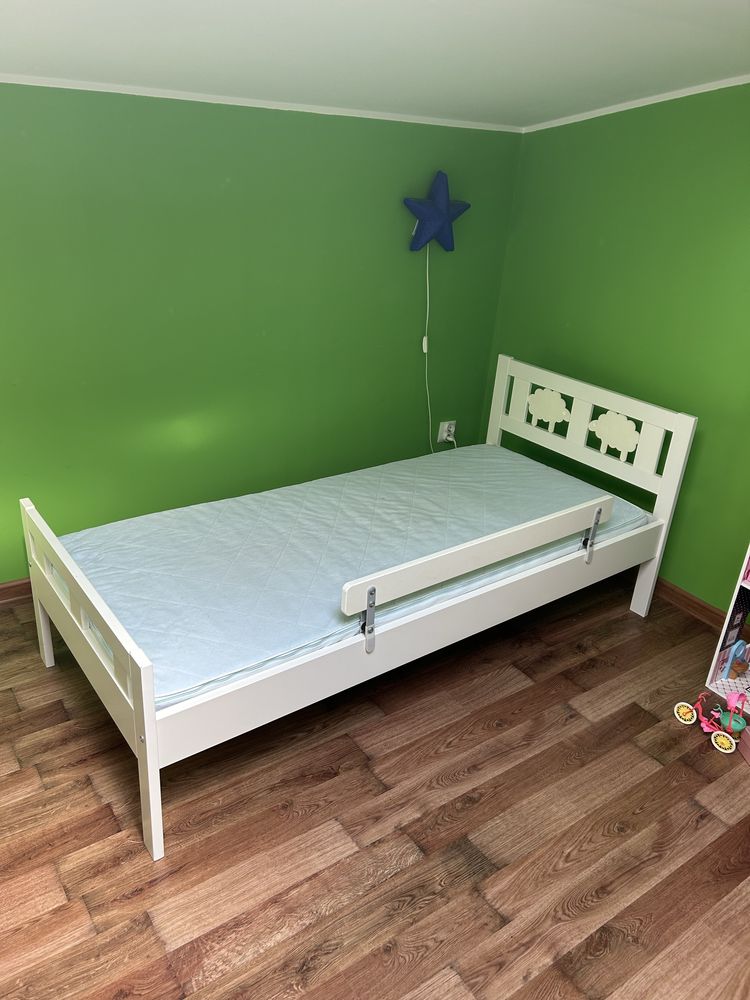 Łóżko Ikea Kritter z listwą ochronną i materacem.