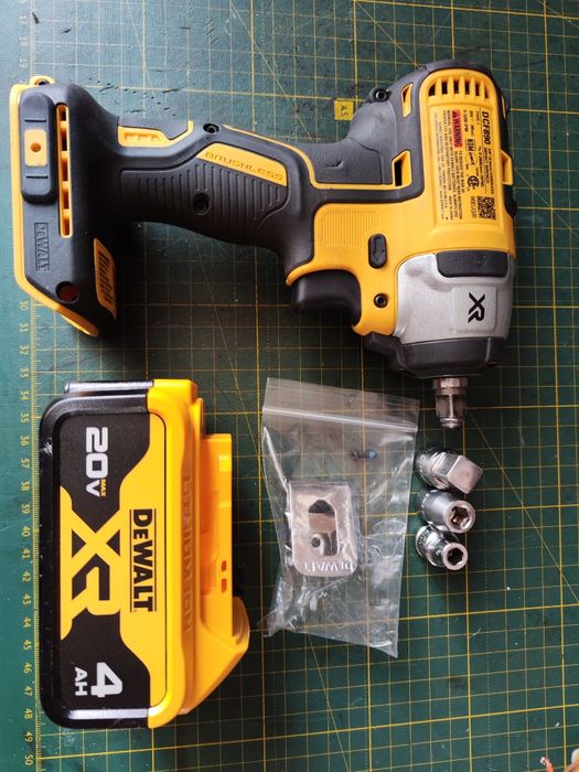 Гайковерт девольт DCF 890