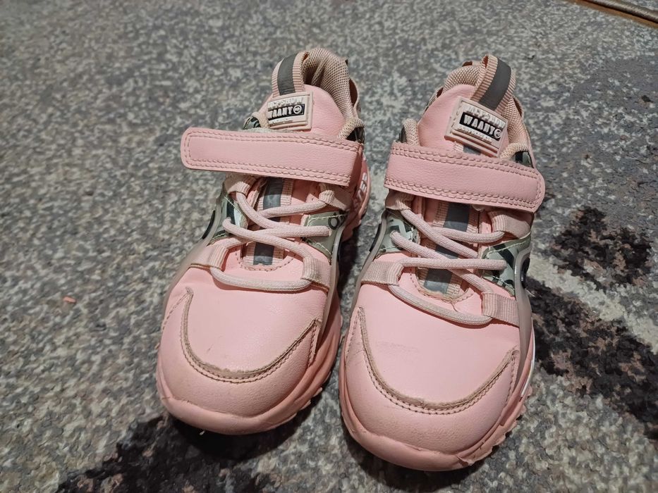 Дитячі кросівки для дівчинки