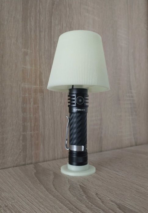 Latarka, lampka nocna z abażurem.