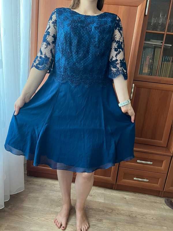 Niebieska sukienka z koronką