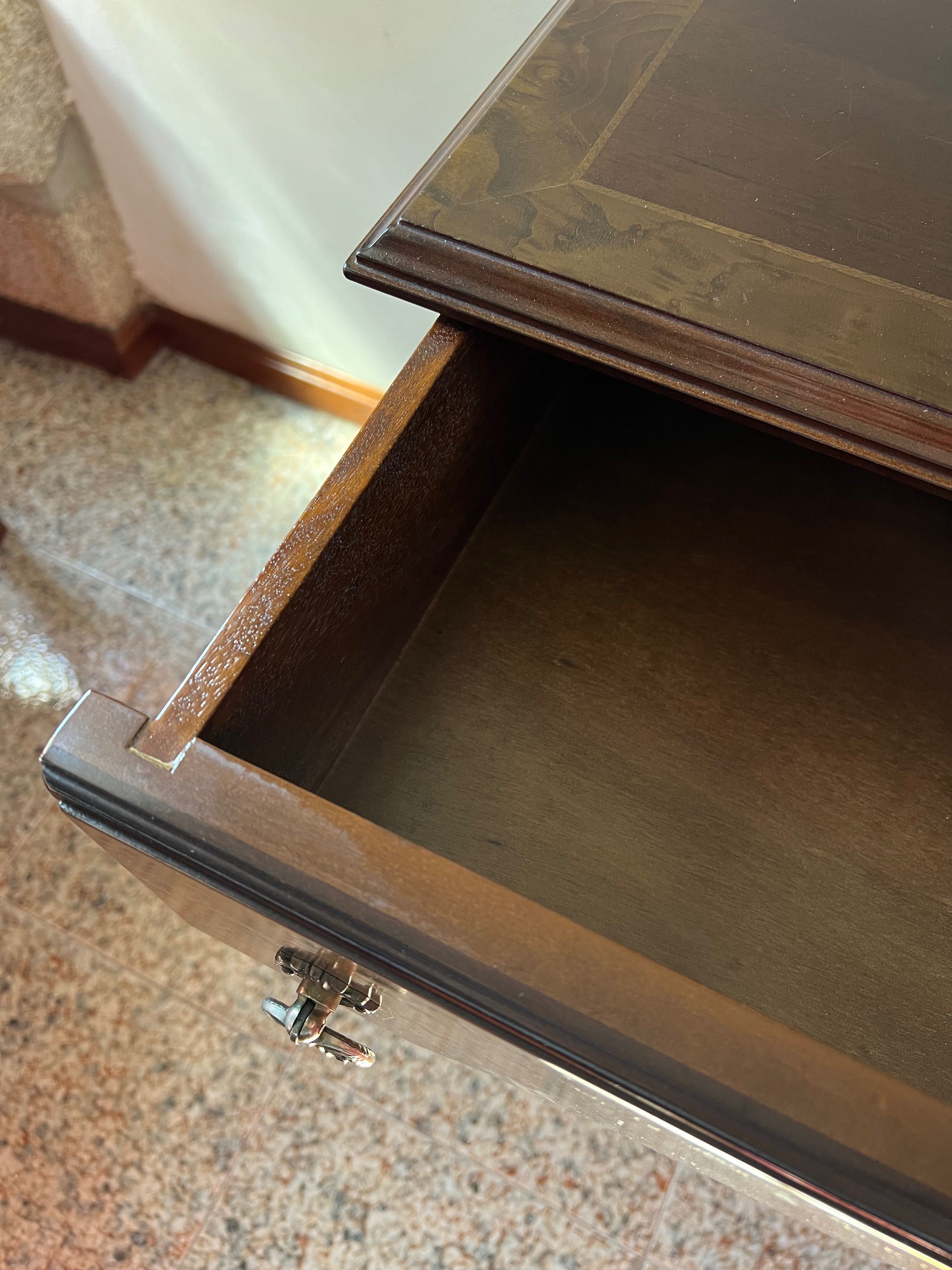 Mesa de apoio em madeira e vidro